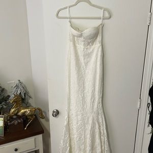 Alamour the label white staples dress beautiful never worn fits size 4 to 6